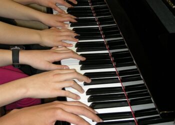 Mindful Me: Teaching Kids the Power of Presence and Peace